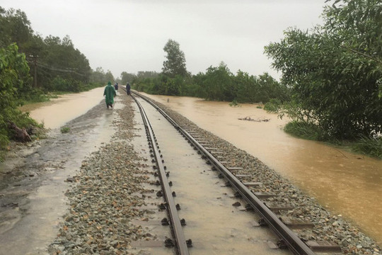 Sau nhiều giờ chia cắt, đoạn đường sắt Bắc – Nam qua Thừa Thiên Huế bị lũ cuốn được khắc phục