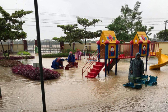 Quảng Bình: Trường học ngập sâu trong nước lũ, gần 9.000 học sinh phải nghỉ học