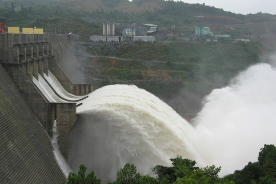 Mưa lớn, 4 thủy điện tại Quảng Nam xả lũ với lưu lượng 5.000 m3/s