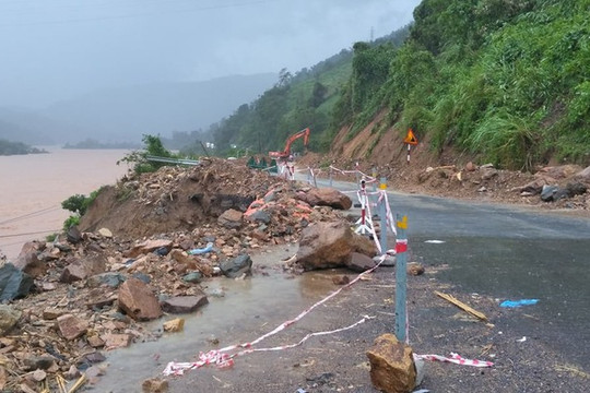 Quảng Trị: Sạt lở nghiêm trọng trên Quốc lộ 9 vì mưa lũ