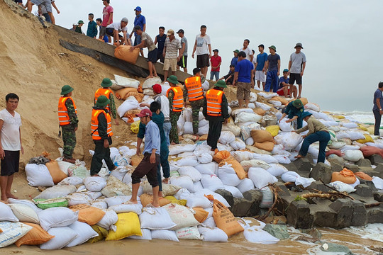 Thừa Thiên – Huế: Hơn 10.000 bao cát được sử dụng để gia cố đê biển