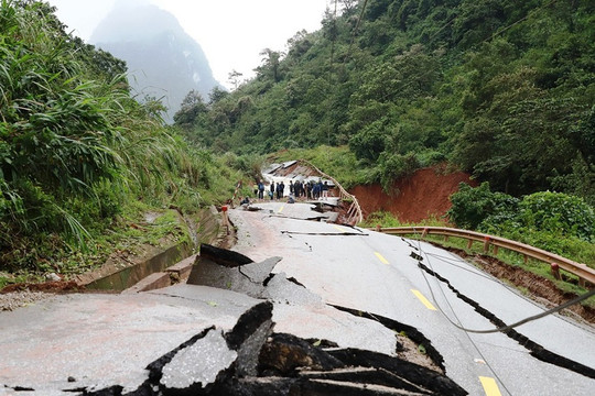 Quốc lộ 12A nứt gãy, hư hỏng nặng khiến giao thông biên giới Việt – Lào ách tắc