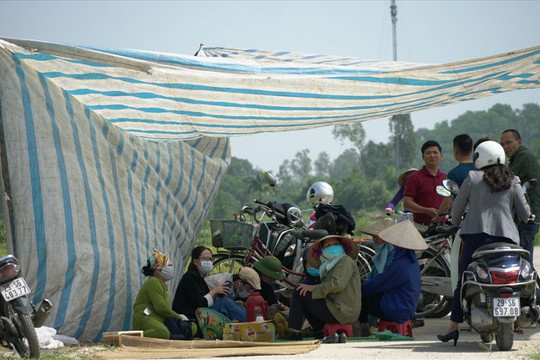 Hà Nội: Bãi rác Nam Sơn “thất thủ”, dân nội thành lại khổ vì hôi thối