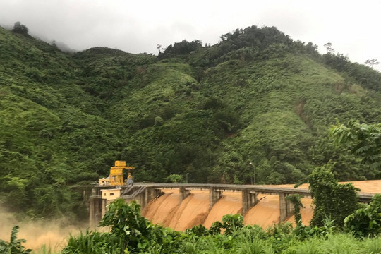 Quảng Nam: Lũ trên sông Vu Gia đang lên rất nhanh