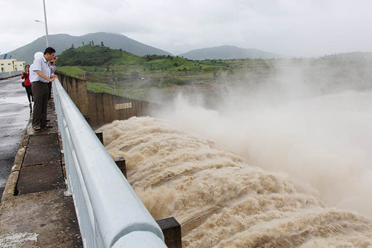 Hồ thủy điện sông Ba Hạ xả lũ với lưu lượng 2.400m3/s.