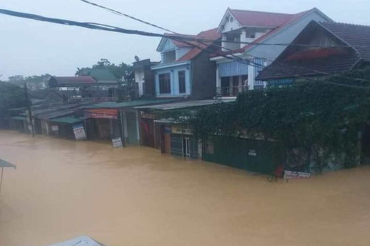 Mưa lớn, nhiều huyện ở Nghệ An ngập sâu trong lũ