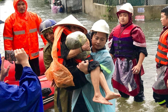 Nghệ An: Di dời hàng trăm hộ dân vùng ngập sâu và sạt lở