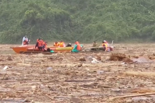 Vụ sạt lở Nam Trà My: Tìm kiếm nạn nhân trên diện tích 200ha mặt nước