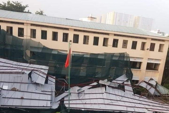TP Hồ Chí Minh: Trường bị sập mái, gần 2.000 học sinh phải nghỉ học