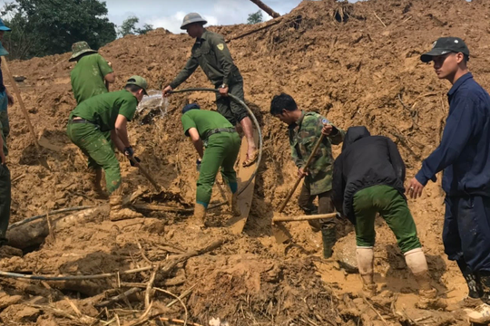 Đào bới bùn đất tìm nạn nhân mất tích ở Phước Sơn