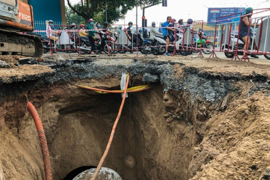 TP. HCM: Xuất hiện hố sụt lún sâu 8m trên đường Phan Văn Trị