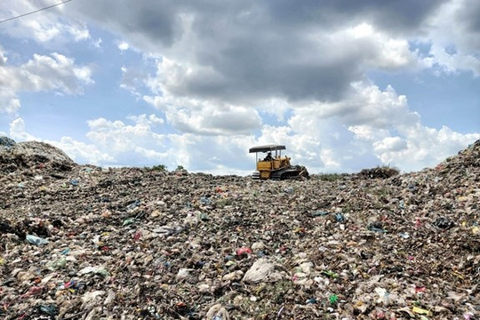 Bến Tre: Trên 50.000 tấn rác thải tồn lưu tại các bãi rác tạm