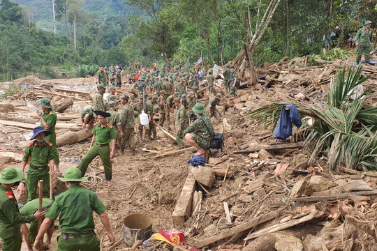 Lo sạt lở đe dọa, người dân Trà Leng sơ tán trước khi bão số 10 đổ bộ