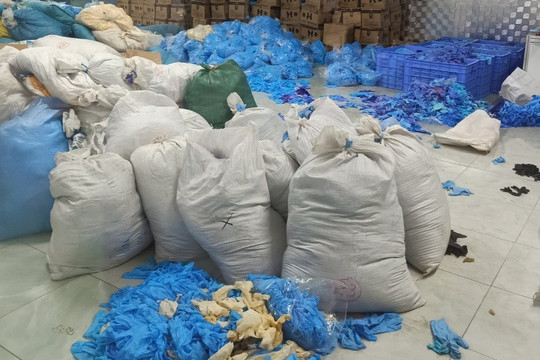 Bắc Ninh: Phát hiện hàng chục tấn găng tay cao su bẩn