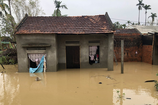 Hơn 800 hộ dân ở thị xã Đức Phổ (Quảng Ngãi) bị nước lũ cô lập sau mưa lớn