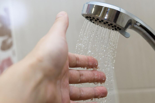 Tắm nước ấm giúp giảm tình trạng căng thẳng, trầm cảm hiệu quả