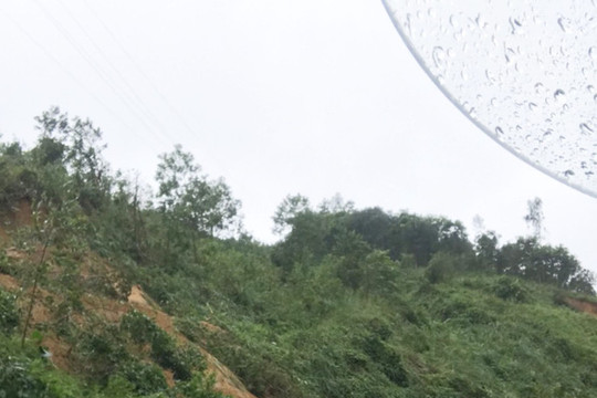 Quảng Nam: Sạt lở núi trên quốc lộ 40B, ít nhất một người mất tích