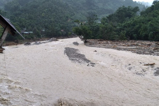 Cảnh báo lũ khẩn cấp trên các sông ở Thừa Thiên Huế, Quảng Nam