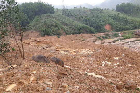 Quảng Ngãi: Một ngôi làng bị vùi lấp trong bùn đá sau tiếng nổ lớn