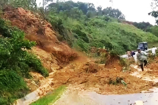 Quảng Nam: Huyện Bắc Trà My cấm phương tiện qua lại sau vụ sạt lở núi kinh hoàng