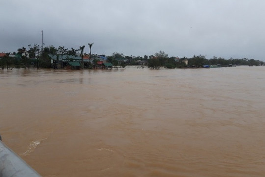 Thừa Thiên – Huế: Mưa lớn, nước lũ bủa vây nhiều giờ