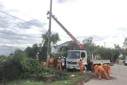 Khẩn trương khắc phục sự cố lưới điện do bão số 13