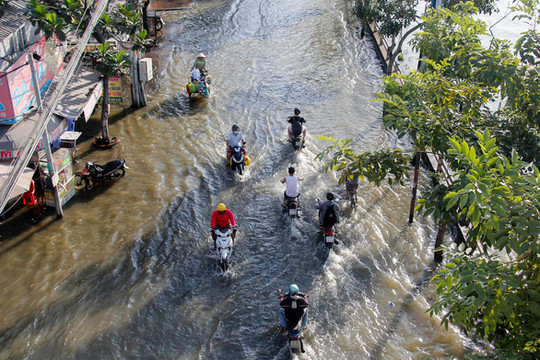 TP Hồ Chí Minh: Triều cường dâng nhanh, hàng loạt tuyến đường chìm sâu trong nước