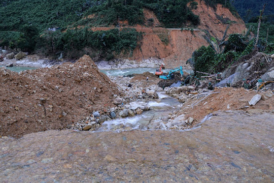 Thừa – Thiên Huế: Nắn dòng sông Rào Trăng tìm người mất tích