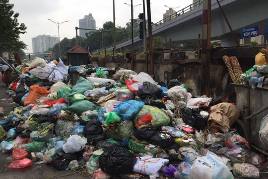 Hà Nội yêu cầu xử lý trách nhiệm nhà thầu để ùn ứ rác gây ô nhiễm trên phố