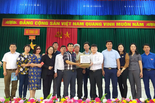 Tạp chí Môi trường và Cuộc sống gắn kết, chia sẻ cùng người dân vùng lũ Hà Tĩnh, Quảng Bình