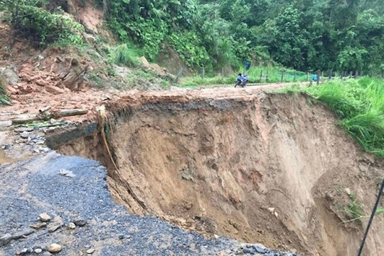 Quảng Ngãi: Khẩn trương sơ tán dân vùng có nguy cơ cao xảy ra sạt lở đất