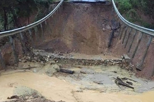 Đắk Lắk: Mưa lớn khiến một đoạn quốc lộ 26 sụt lún, giao thông chia cắt