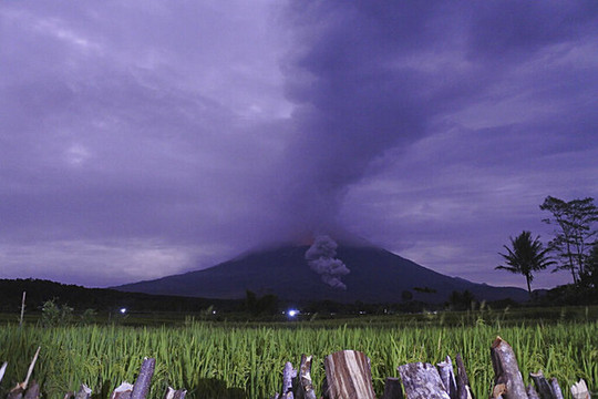 Nhiều núi lửa ở Indonesia gia tăng hoạt động, hàng nghìn người phải sơ tán