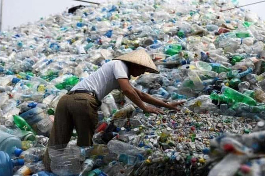 TP. Hồ Chí Minh: Thu mua rác thải nhựa để hạn chế xả thải