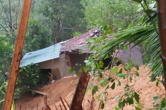 Quảng Ngãi: Sạt lở núi, 400 hộ dân bị cô lập