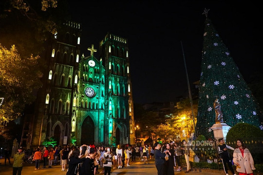 Hà Nội: Người dân phải đeo khẩu trang khi tới nhà thờ dịp lễ Giáng sinh