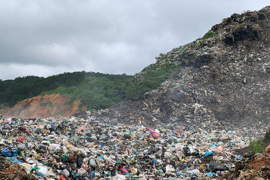 Bất chấp quyết định đóng cửa, rác thải vẫn tuồn về bãi rác Cam Ly