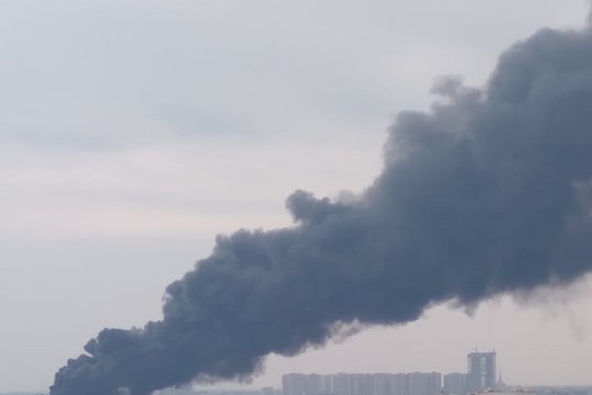 Hà Nội: Cháy bãi nhựa phế thải dưới chân cầu Thanh Trì, khói bốc cao ngùn ngụt