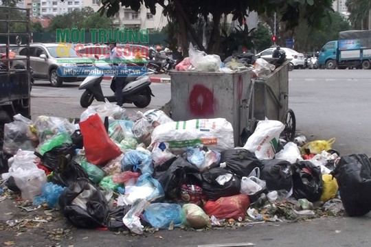 Nam Từ Liêm (Hà Nội): Công ty Minh Quân chậm trả lương, công nhân vệ sinh đình công khiến rác thải ngập phố