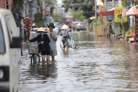TP.HCM: Trời không mưa, con đường ở Thủ Đức vẫn bị ngập sâu cả mét