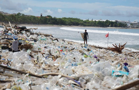 Gần trăm tấn rác thải nhựa tràn ngập thiên đường du lịch biển Bali