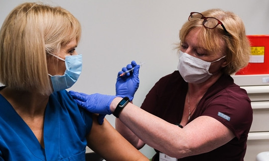 Đẩy mạnh chiến dịch tiêm vaccine ngừa COVID-19 ở Châu Âu