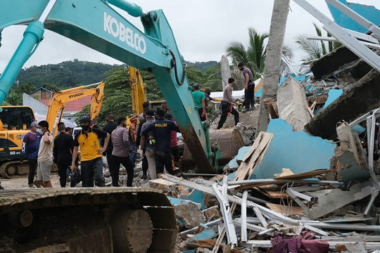 Động đất mạnh tại Indonesia, hàng trăm người thương vong, nhiều ngôi nhà bị phá hủy