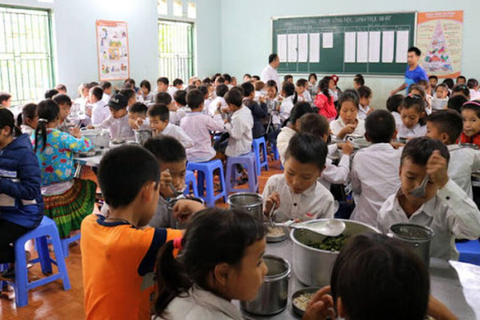 Hà Giang: 100 học sinh nghi ngộ độc sau khi ăn thực phẩm của đoàn từ thiện