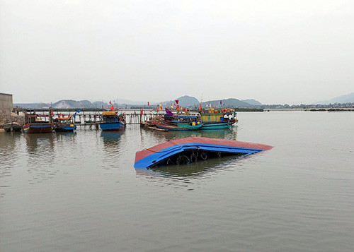 Nghệ An: Khẩn trương trục vớt tàu chở dầu chìm gần cảng cá