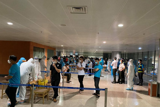 Xuyên đêm lấy mẫu xét nghiệm 1.000 nhân viên sân bay Tân Sơn Nhất sau ca mắc Covid-19