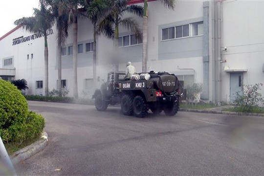 Quân khu 3 hỗ trợ phun khử khuẩn 12 địa điểm tại huyện Cẩm Giàng, Hải Dương