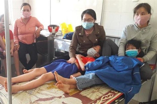 Quảng Trị: Gần 20 học sinh tiểu học nhập viện sau bữa ăn trưa, nghi ngộ độc