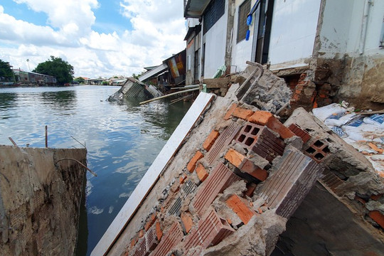 Cần Thơ: Sạt lở nghiêm trọng bờ sông Trà Nóc, 12 căn nhà bị sụp một phần