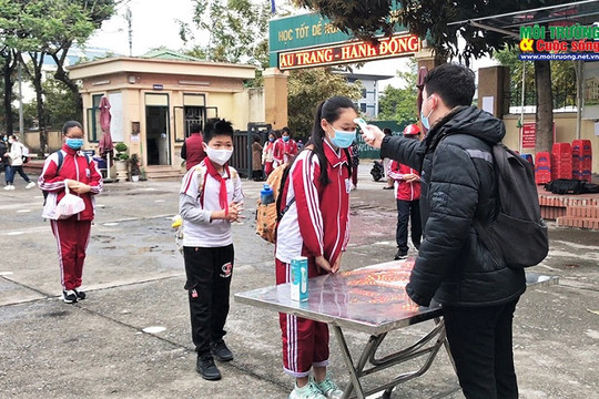 Học sinh Hà Nội trở lại trường sau kỳ nghỉ Tết dài vì dịch Covid-19